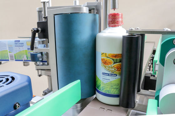 Máquina de impressão e rotulagem para garrafas cilíndricas