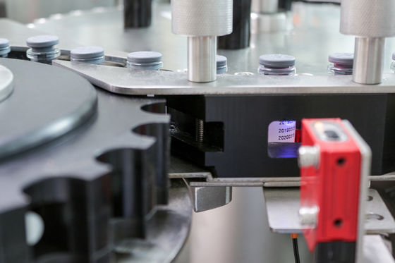 Máquina de etiquetas automática da precisão 0.5mm 750 garrafas por minuto