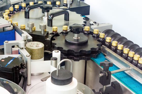 750pcs/minuto Três pontos posicionamento máquina de rotulagem de garrafas redonda estável e de alta velocidade